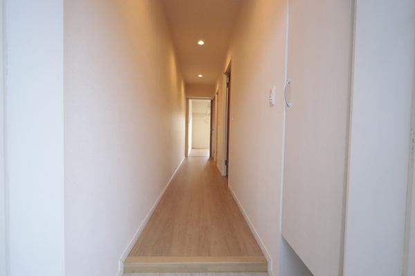 玄関　玄関を入るとホールがあります