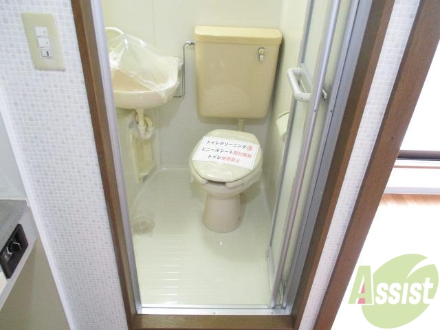 トイレ　便座までの距離どうでしょうか？腰かけて狭さは感じないです。