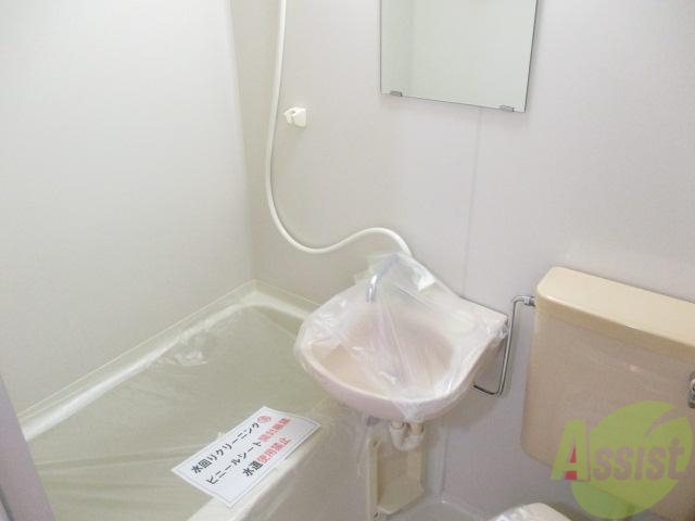 洗面設備　鏡もしっかりついてます。コップと歯ブラシくらいはおけますね