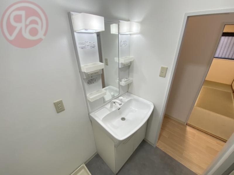 洗面設備　朝の支度にも助かる、独立の洗髪洗面化粧台