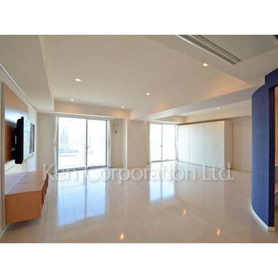 居室・リビング　同タイプ23階のお部屋を撮影。仕様が異なることがあります。