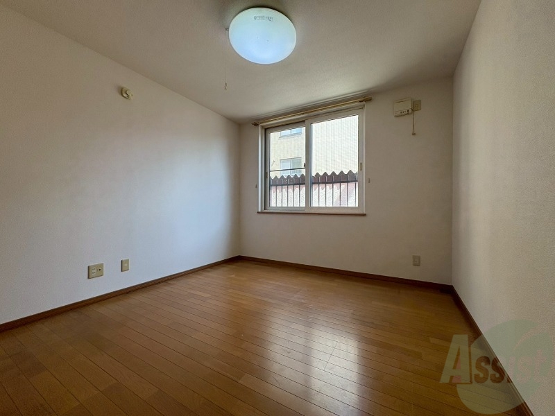 その他部屋・スペース　洋室は白いクロスにブラウンの建具が映えますね～