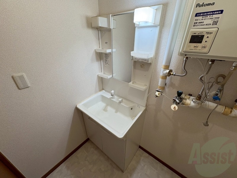 洗面設備　シャンプードレッサー。身支度はここでばっちりですね。