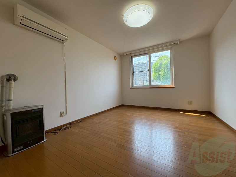 居室・リビング　リビングです。木目のフローリングが落ち着きますね。