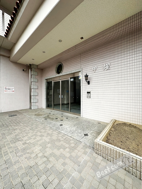 エントランス　オートロック付きで部外者シャットアウト♪