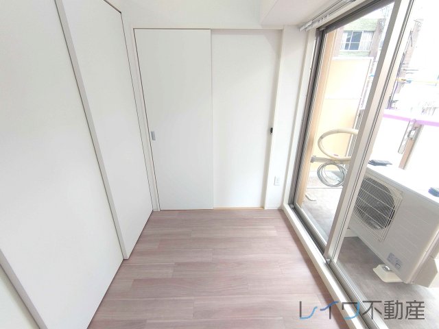 居室・リビング　落ち着いた色調の洋室です