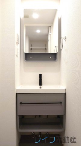 洗面設備　ゆったりとスペースのある洗面所