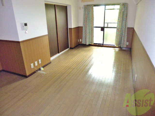 居室・リビング　広々フローリングで使いやすいです。