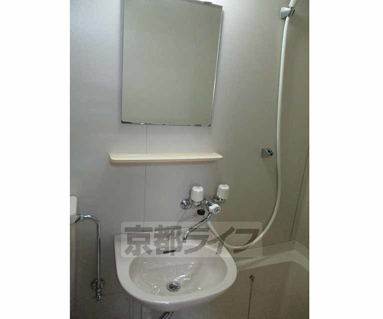 洗面設備　広々とした部屋です。