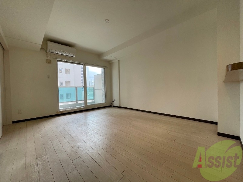 居室・リビング　白さが清潔感を出してくれます。お部屋も明るいですね。