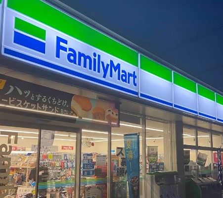 コンビニ　ファミリーマート楠木町三丁目店（コンビニ）まで314m
