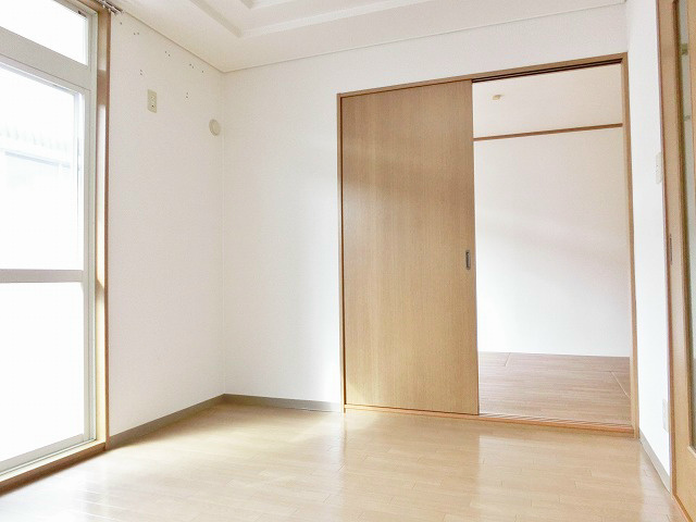 居室・リビング　日当りが良く、心地良い印象の洋室。