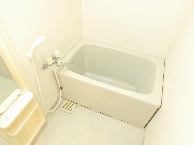 バス・シャワールーム　明るく清潔な浴室。