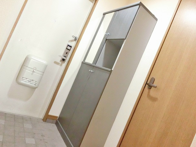 玄関　飾り棚や鏡、充実した玄関収納ラック。