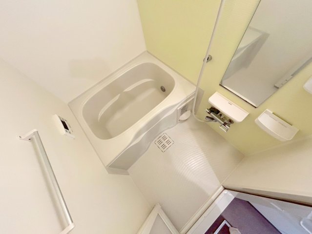 バス・シャワールーム　広めのお風呂は一日の疲れを癒してくれます。