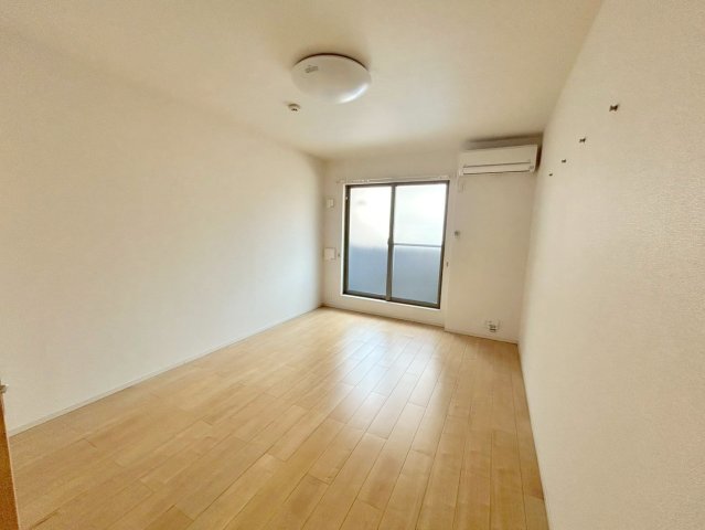 居室・リビング　明るく広々としたリビングです。