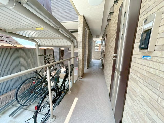 ロビー　奥行きのあるロビーは綺麗に片づけられています。