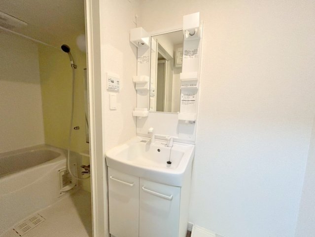 洗面設備　身支度が出来る独立洗面台です。