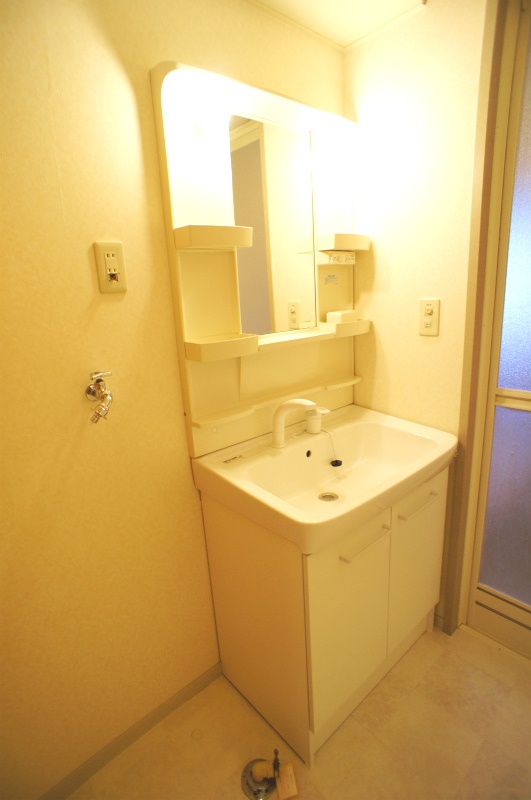 洗面設備　ゆったりとスペースのある洗面所