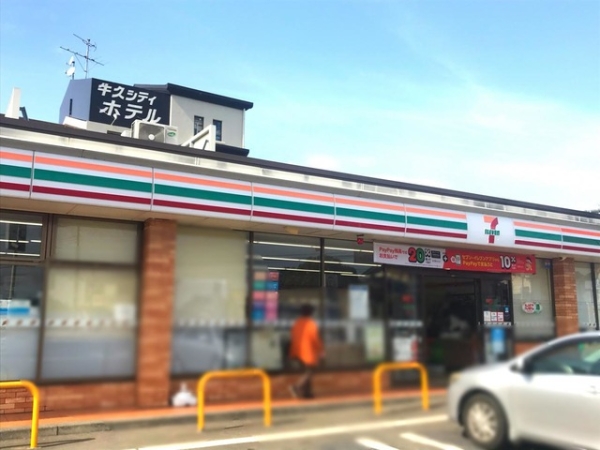 コンビニ　セブンイレブン（コンビニ）まで700m
