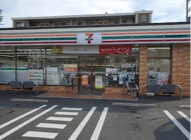 コンビニ　セブン－イレブン　焼津３丁目店（コンビニ）まで556m