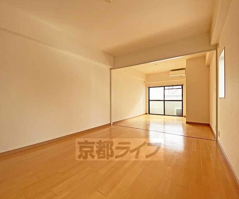 居室・リビング　落ち着いた雰囲気のお部屋です