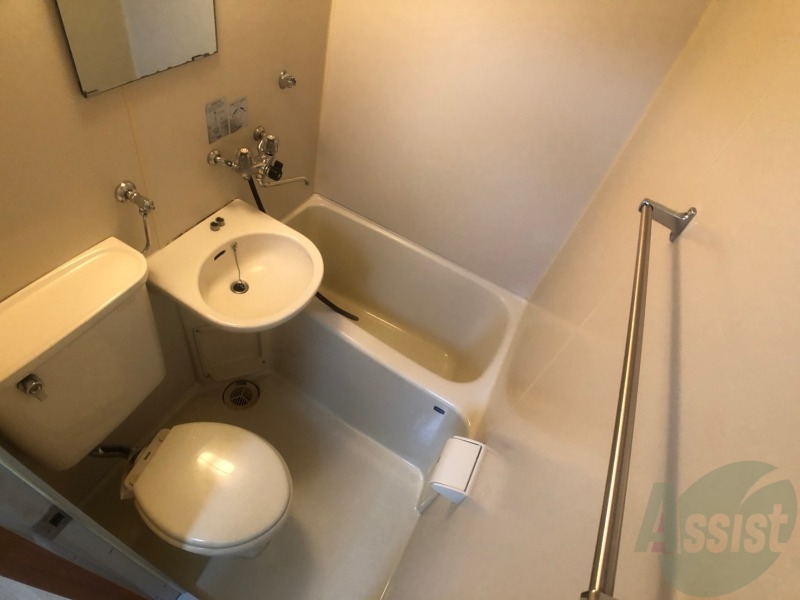 バス・シャワールーム　こちらはお風呂。一日の疲れをここで癒してください。