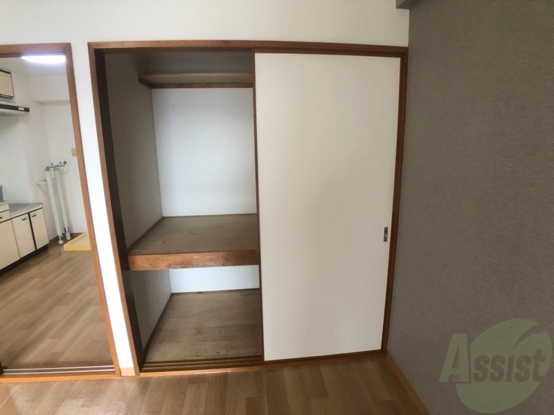 収納　収納を開けてみました。奥行きがありますね。