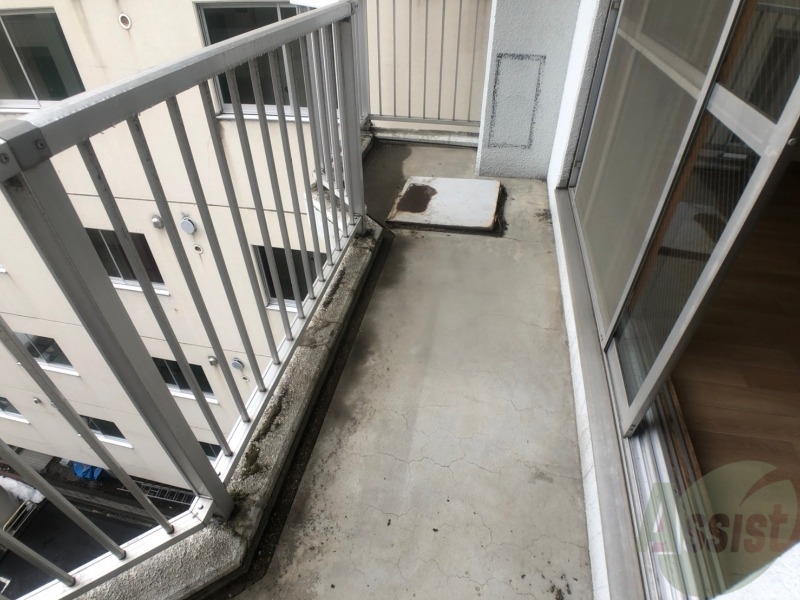 バルコニー　バルコニーは幅があり、広い印象を受けました。