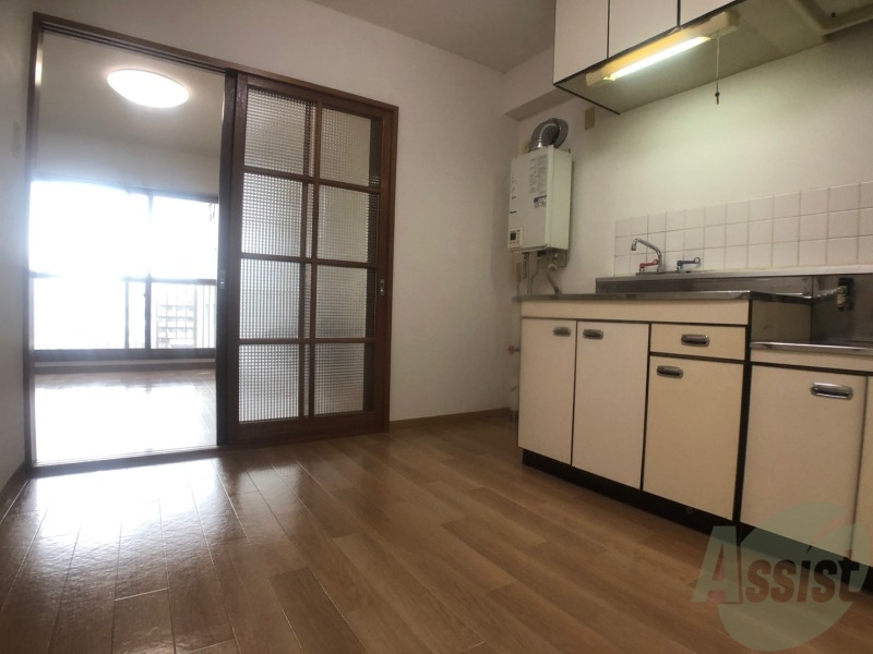 居室・リビング　ダイニングキッチン。ご飯を食べるお部屋ですね。