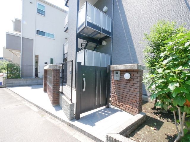東急田園都市線 たまプラーザ駅 徒歩29分 3階建 築20年の外観写真