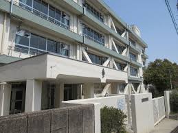 中学校　茨木市立西中学校（中学校）まで872m