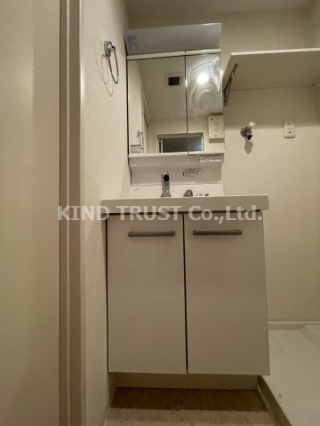 洗面設備　明るい洗面所です