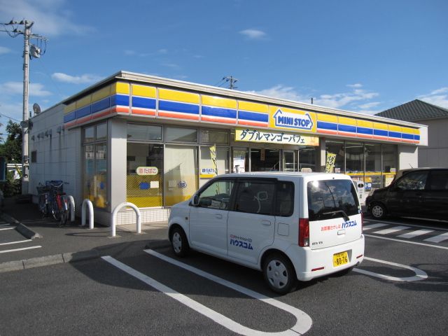 コンビニ　ミニストップ伊奈中央店（コンビニ）まで827m