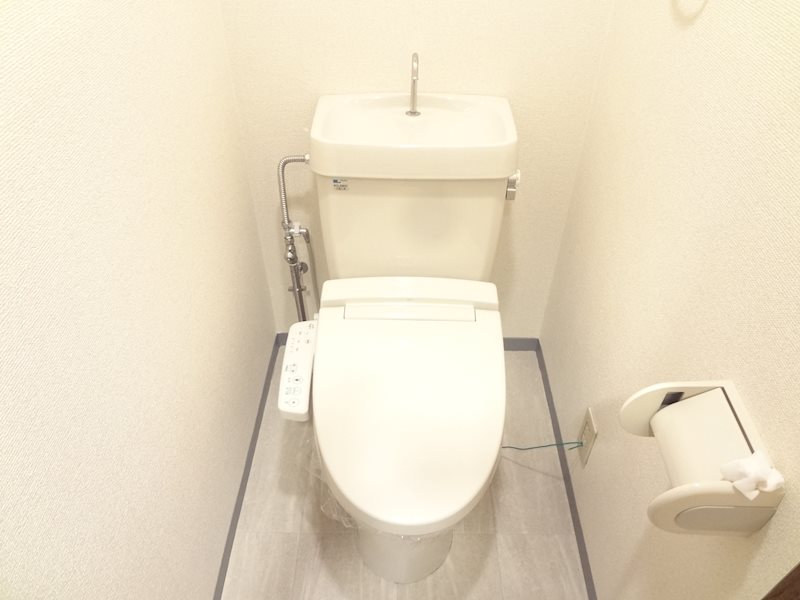 トイレ　温水洗浄便座付きです