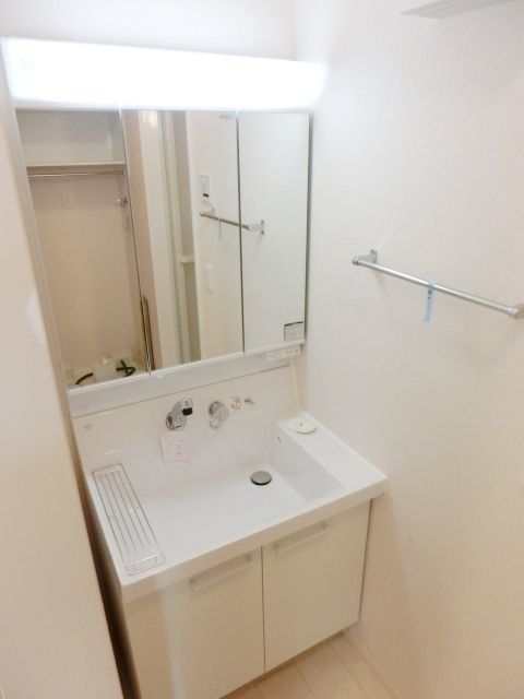 洗面設備　毎朝の準備に便利な独立洗面台です