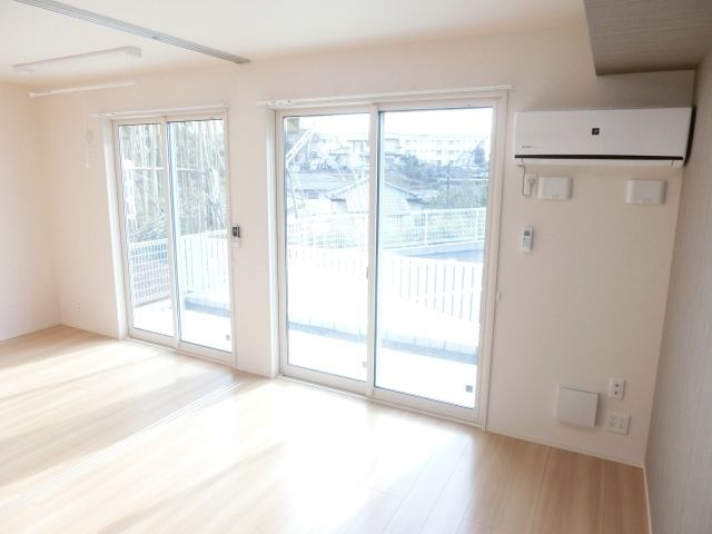 居室・リビング　窓も大きく明るいリビング