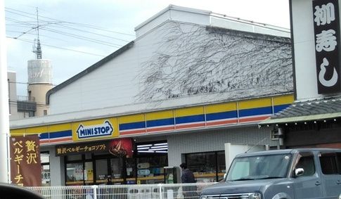 コンビニ　ミニストップ鴨田町店（コンビニ）まで357m