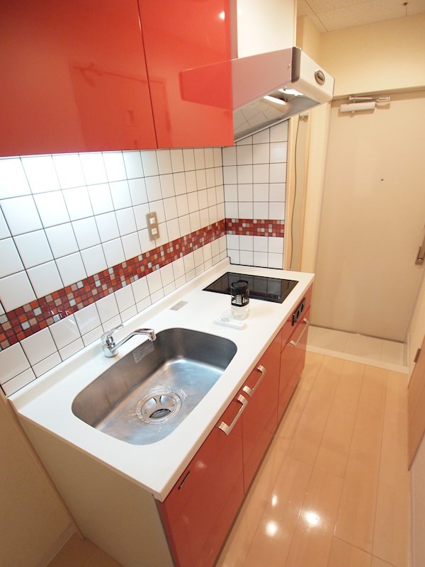 キッチン　システムキッチンなので手入れがしやすいですね。