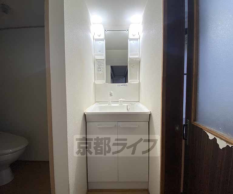 洗面設備　シンプルな洗面所です。