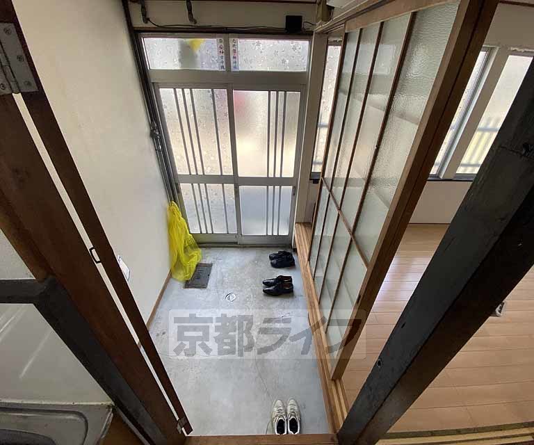 玄関　面積の広い土間です。