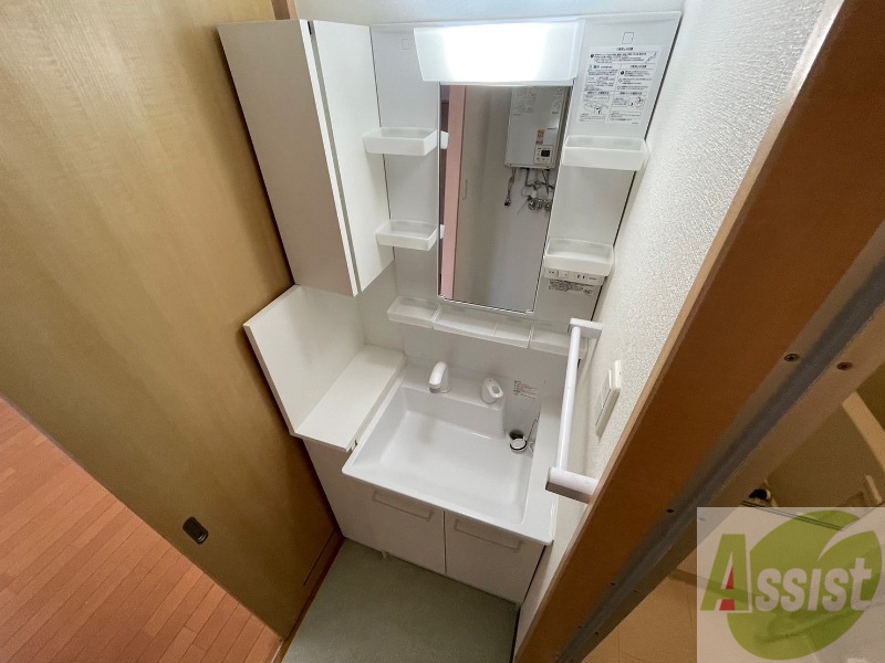 洗面設備　独立洗面台です。大きくてよいですね。シャンプーもできます。