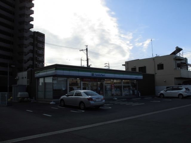 コンビニ　ファミリーマート（コンビニ）まで420m