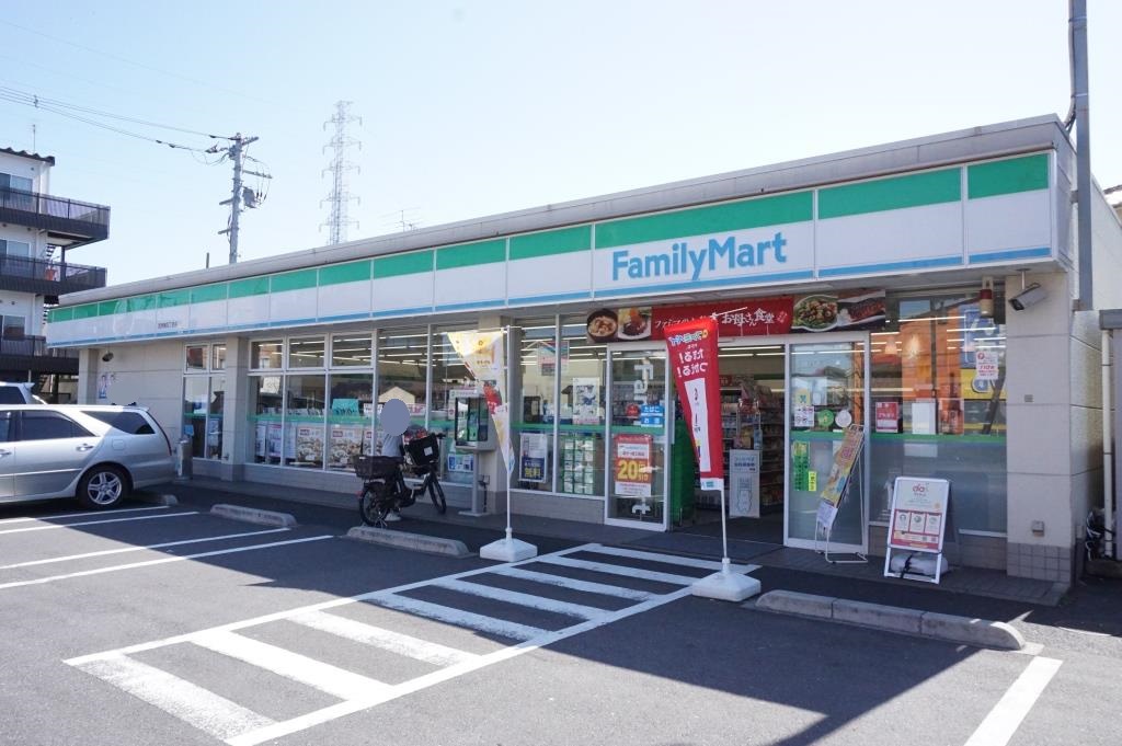 コンビニ　ファミリーマート 西伊興四丁目店（コンビニ）まで536m