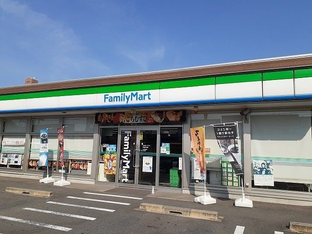 コンビニ　ファミリーマート（コンビニ）まで400m