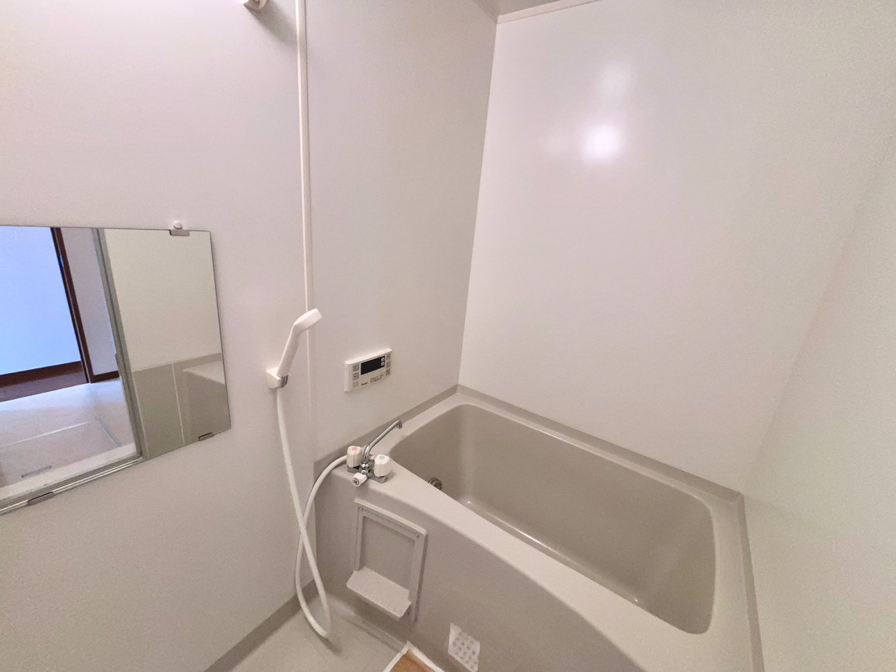 バス・シャワールーム　お風呂部分・追炊き機能付きです♪窓付きで換気も◎同棟参考写真
