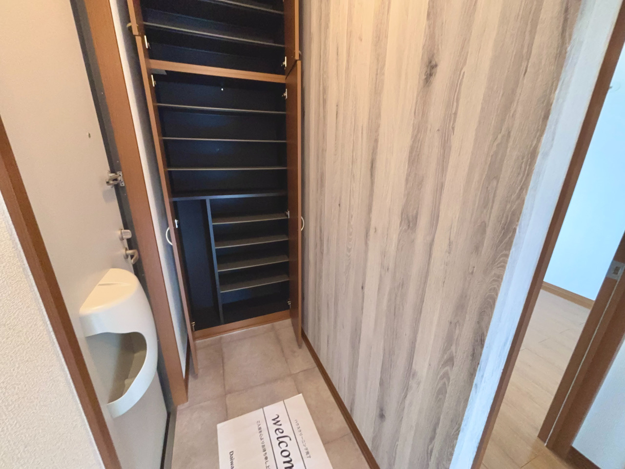 玄関　玄関部分・シューズボックス付きです♪　同棟参考写真