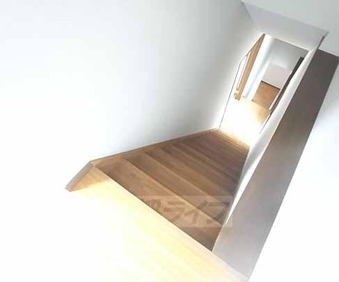 その他部屋・スペース　階段はゆっくり降りてくださいね