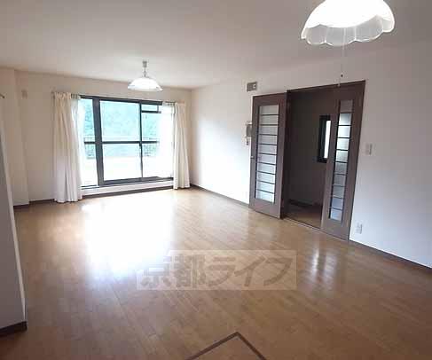 居室・リビング　明るい室内で家族だんらんを・・・