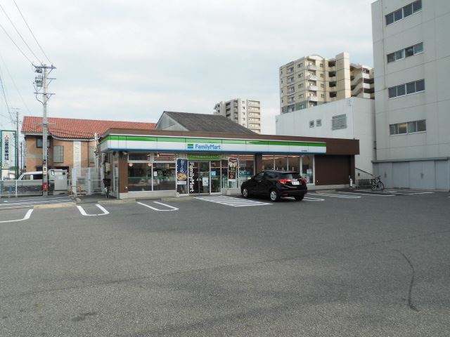 コンビニ　ファミリーマート（コンビニ）まで370m